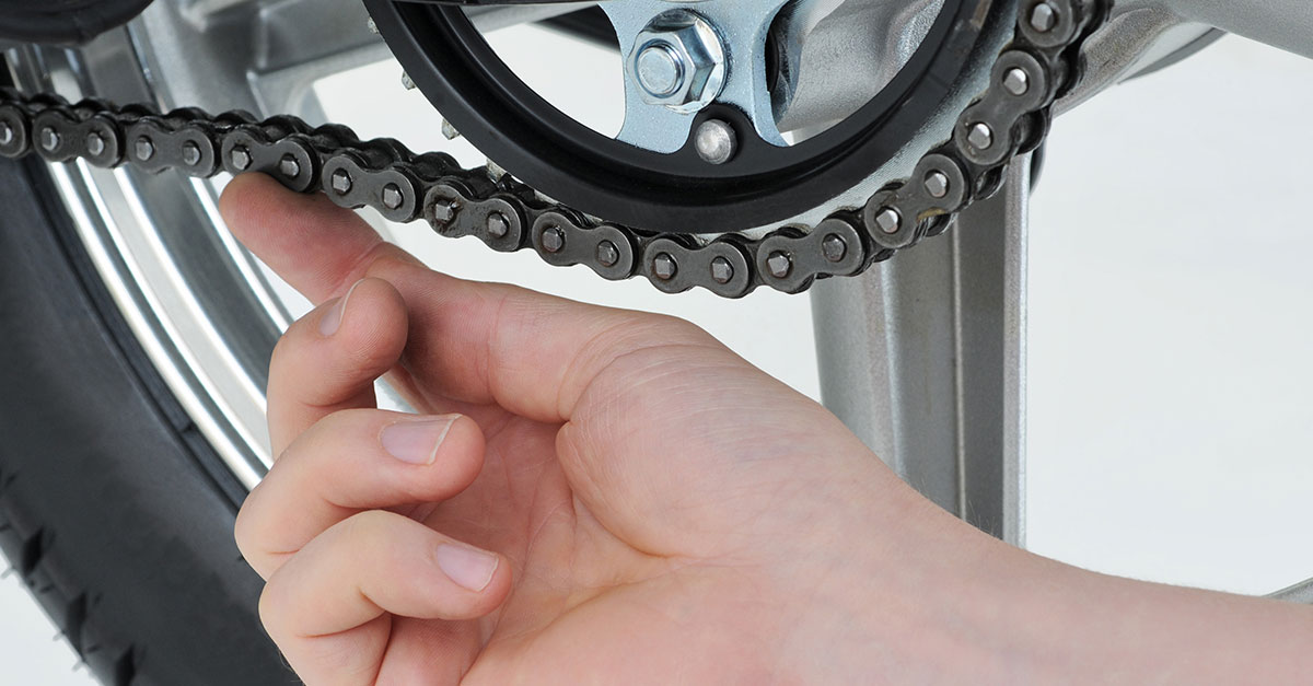 Kiem-tra-day-xich-xe-de-dam-bao-an-toan.